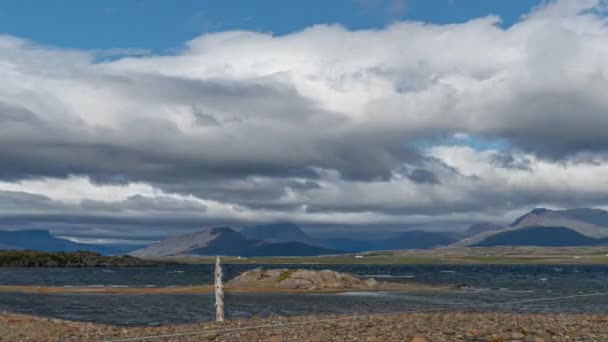 Wolken bewegen over de bergen in IJsland — Stockvideo