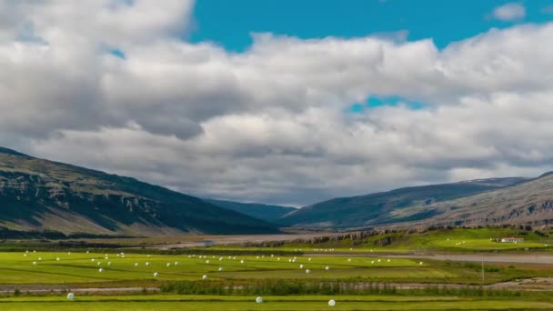 Le nuvole si muovono sulle montagne e la pianura in Islanda — Video Stock