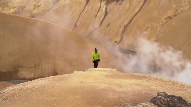 Mujer camina en Kerlingarfjoll área geotermal . — Vídeos de Stock