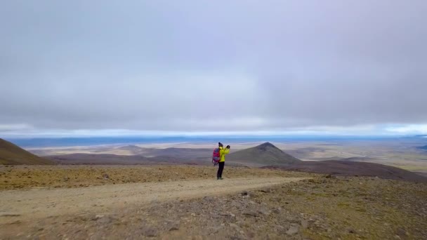 Egy hátizsákos nő sétál a hegyekben — Stock videók