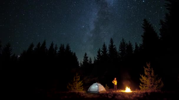 Mężczyzna w pobliżu ognisku w nocy — Wideo stockowe