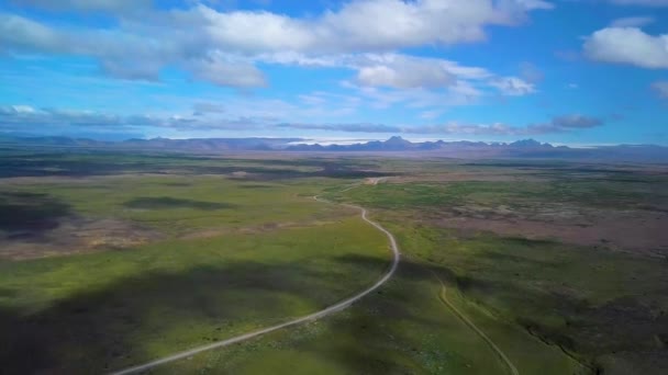 Drone İzlanda volkanik alan üzerinde uçar — Stok video