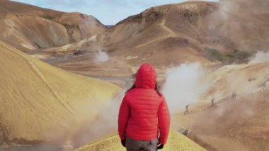 Kız Kerlingarfjoll geotermal alanda yürüyor.