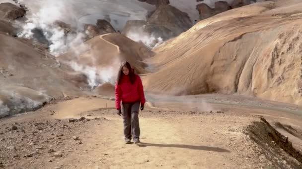 Dívka kráčí v kerlingarfjoll, geotermální oblasti. — Stock video