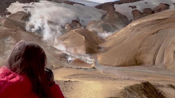Girl in Kerlingarfjoll geotermal area. — Stock Video