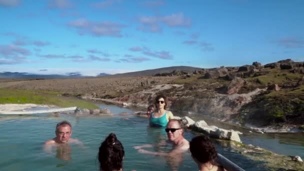 Hveravellir blauw geothermisch zwembad — Stockvideo