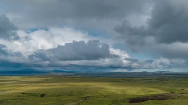 Nuvens se movem sobre as montanhas e planície na Islândia — Vídeo de Stock