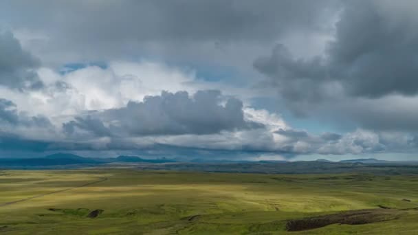 Nuages se déplacent sur les montagnes et la plaine en Islande — Video