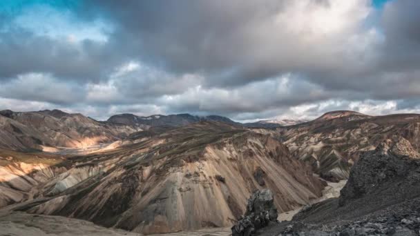 Облака двигаются над горами в Исландии — стоковое видео