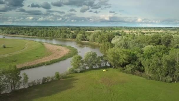 Vuelo sobre prado verde y río en primavera — Vídeos de Stock