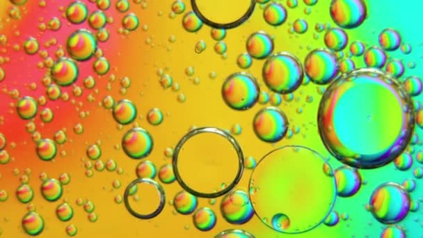Barevné umělecké kapky oleje plovoucí na vodě — Stock video