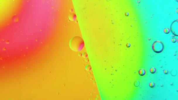 Barevné umělecké kapky oleje plovoucí na vodě — Stock video