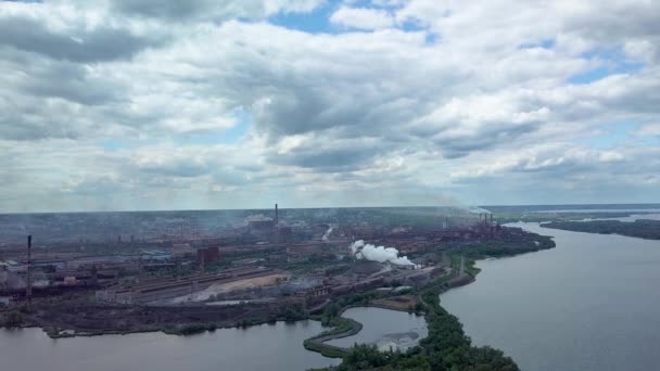Вид с воздуха на металлургический завод — стоковое видео