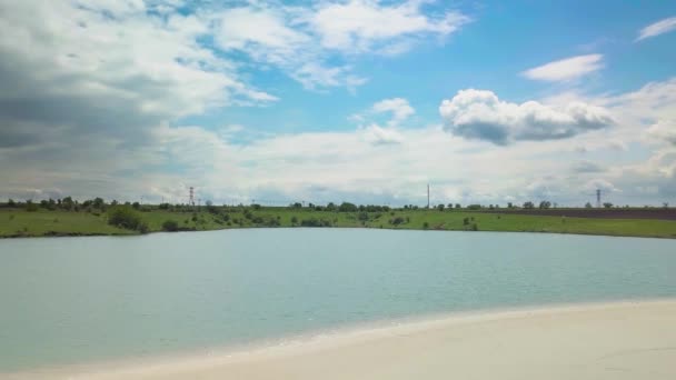 Vuelo sobre el lago y el paisaje — Vídeos de Stock