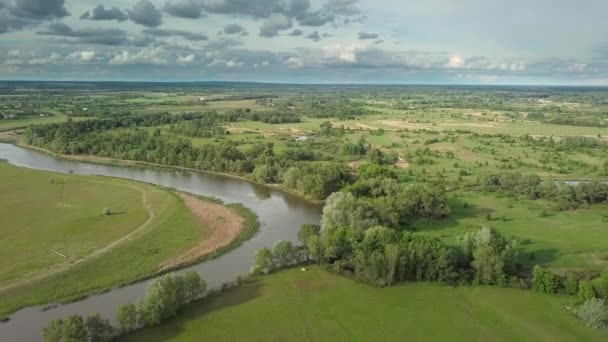 Vuelo sobre prado verde y río en primavera — Vídeos de Stock