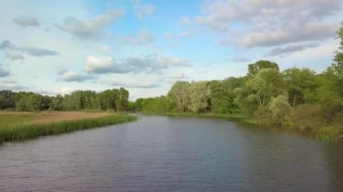 İlkbaharda nehir ve ormanın üzerinden uçmak