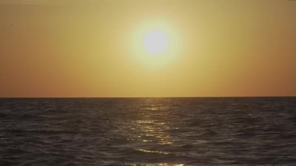 Όμορφο ηλιοβασίλεμα στη θάλασσα — Αρχείο Βίντεο