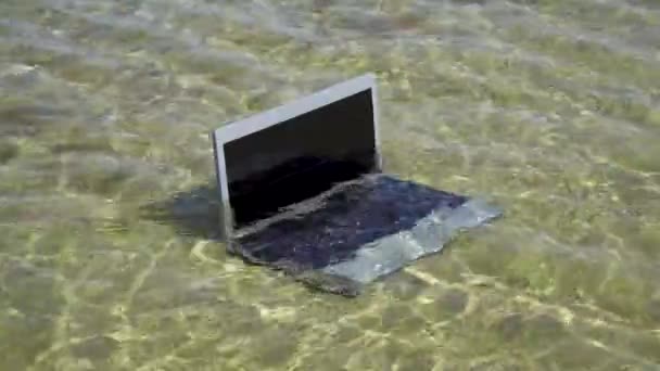 Laptop pod vodou do moře — Stock video
