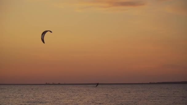 Kite surfers βόλτα στη θάλασσα — Αρχείο Βίντεο