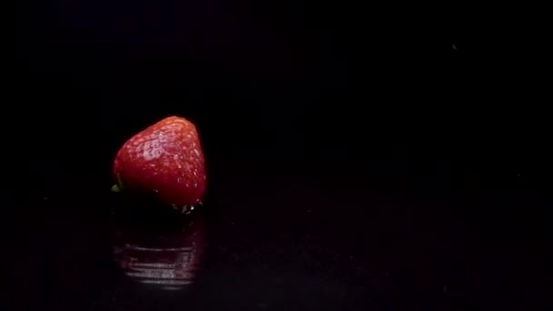 Strawberry slow motion closeup falling in water with Splash droplets — Stock Video