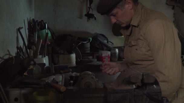 Un uomo lavora in un vecchio laboratorio di casa — Video Stock