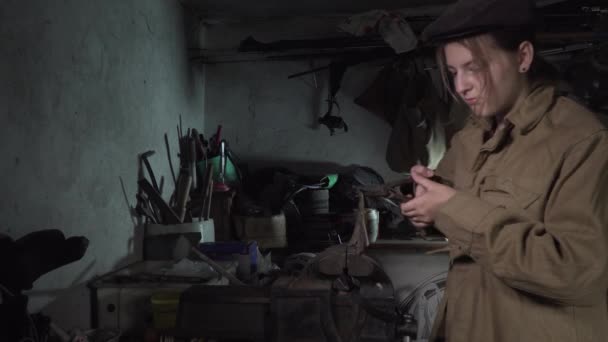 Una chica trabaja en un antiguo taller en casa — Vídeos de Stock