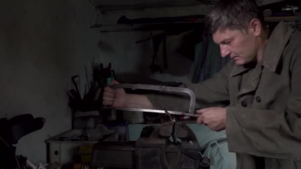 Un uomo lavora in un vecchio laboratorio di casa — Video Stock