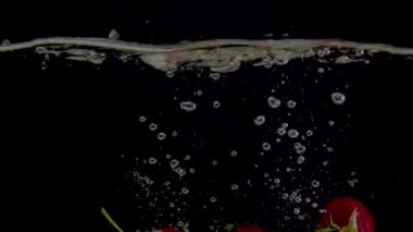 Çilek yavaş çekim suya düşüş yakın çekim