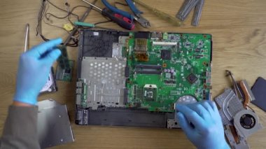 Bir dizüstü bilgisayara ekipman yükleniyor