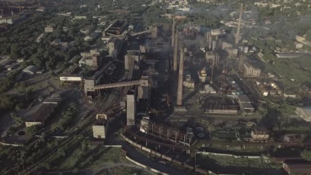 Vliegen over de cokesfabriek — Stockvideo