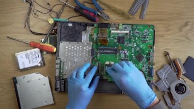 Bir dizüstü bilgisayara ekipman yükleniyor