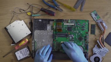 Bir dizüstü bilgisayara ekipman yükleniyor