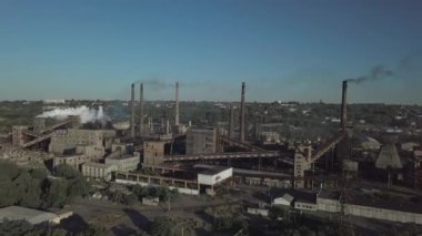 Kokain fabrikasının üzerinden uçuyor.
