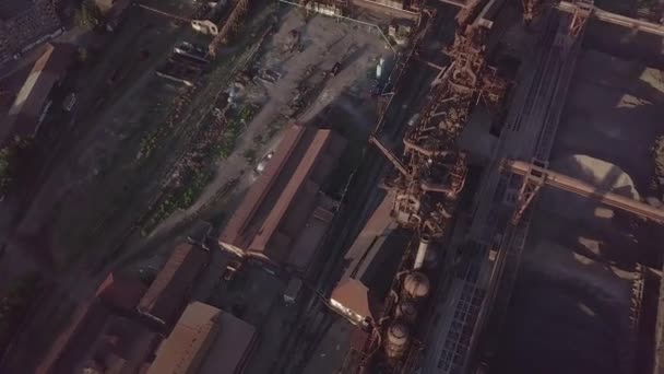 Luchtfoto van metallurgische installaties — Stockvideo