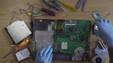 Bir dizüstü bilgisayara ekipman yükleniyor