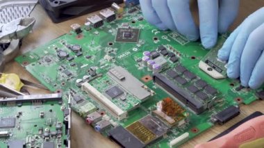 Bilgisayar tahtası sökülüyor