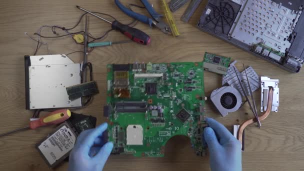 Build your computers motherboard — Stock Video