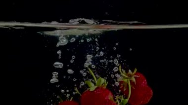 Çilek yavaş çekim suya düşüş yakın çekim