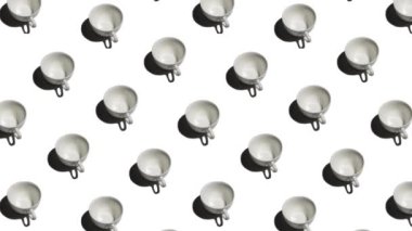 Beyaz zemin üzerinde birçok boş çay fincanı bulunan desen