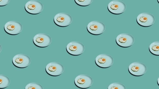 Vzor s mnoha smaženými vejci na talířích animované — Stock video