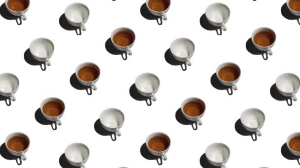 Візерунок з багатьма чашками чаю та порожніми чашками, анімованими на білому тлі — стокове відео