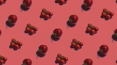 Kırmızı arkaplanda bir sürü domates deseni
