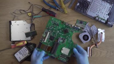 Bir dizüstü bilgisayara ekipman yükleniyor