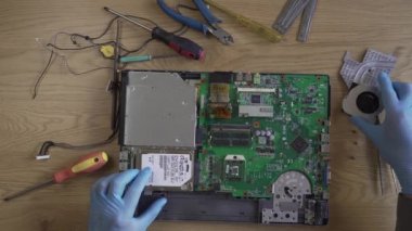 Bilgisayar tahtası sökülüyor