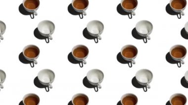 Beyaz zemin üzerinde birçok çay fincanı ve boş fincanlar bulunan desen