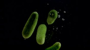 Salatalık yavaş çekim yakın çekim suya düşüyor.