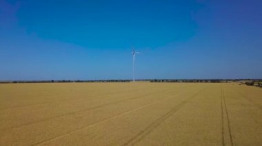 Rüzgarın gücüyle dönen yel değirmeninin havadan görünüşü ve yenilenebilir enerji üretimi. 4K