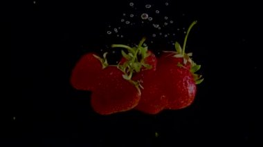 Çilek yavaş çekim suya düşüş yakın çekim