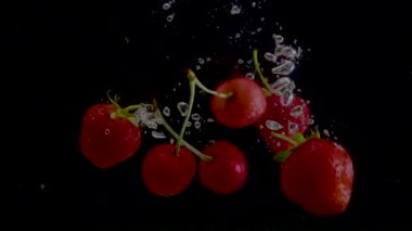 Strawberry ve Cherry yavaş çekimde suya düşüyorlar.