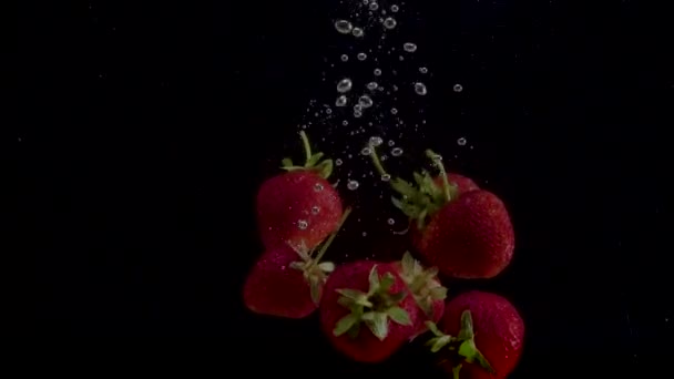 Fragola rallentatore primo piano cadere in acqua — Video Stock